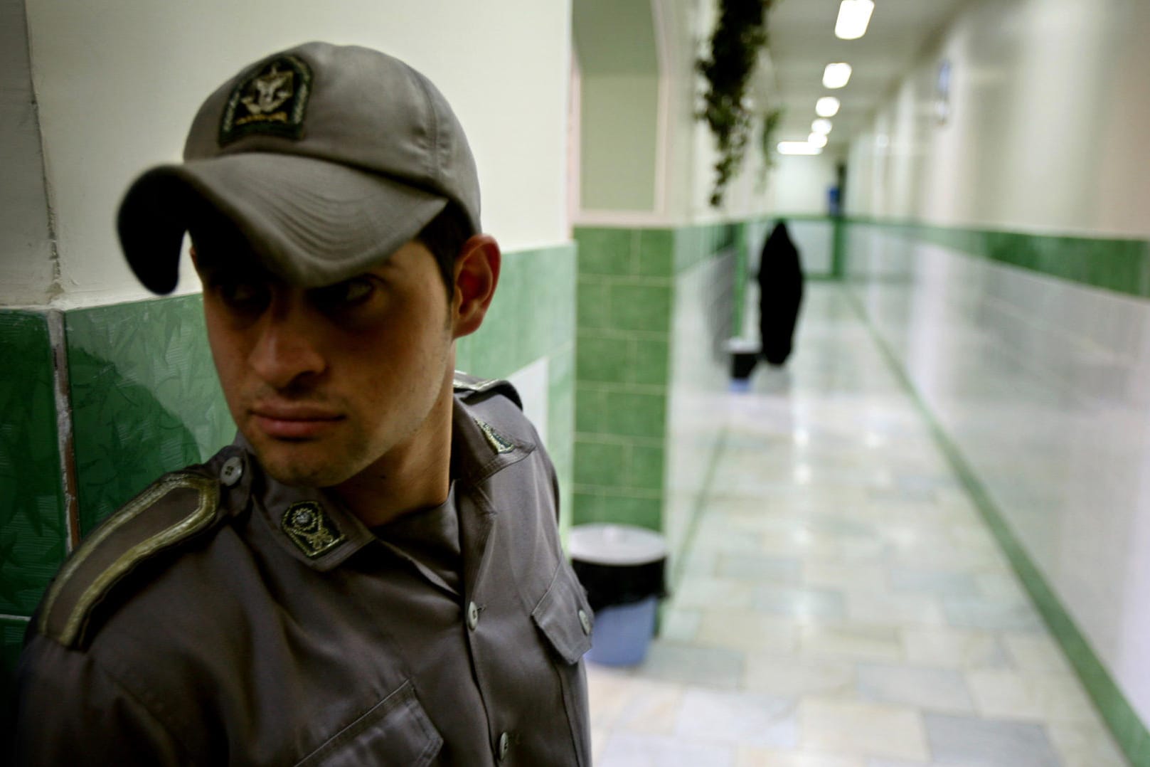 Ein Gefängniswärter steht in einem Korridor in einem Gefängnis in Teheran (Iran): Menschenrechtsorganisationen kritisieren die iranische Justiz immer wieder. (Archivbild)