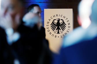 Das Logo des BND bei einer Jubiläumsfeier: Der deutsche Auslandsgeheimdienst greift am größten Internetknoten der Welt in Frankfurt Daten ab.