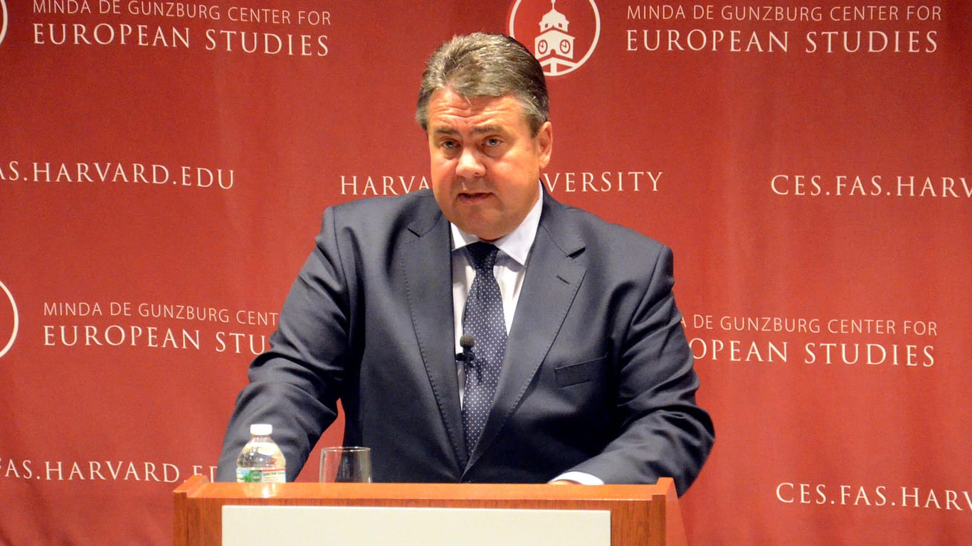 Der damalige Bundeswirtschaftsminister Sigmar Gabriel (SPD) hält eine Rede an der Universität Harvard: Im Herbst wird Gabriel für drei Wochen an der Eliteuniversität unterrichten. (Archivbild)