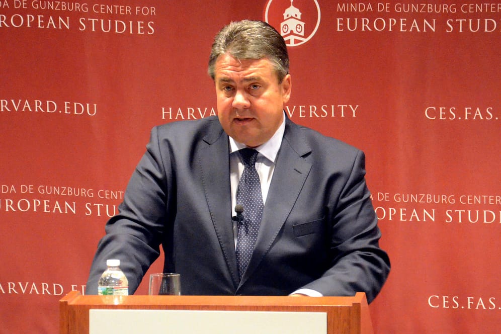 Der damalige Bundeswirtschaftsminister Sigmar Gabriel (SPD) hält eine Rede an der Universität Harvard: Im Herbst wird Gabriel für drei Wochen an der Eliteuniversität unterrichten. (Archivbild)