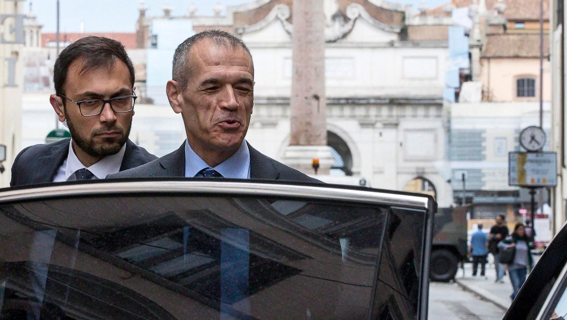 Carlo Cottarelli steigt in ein Auto: Eigentlich sollte der Finanzexperte der neue Ministerpräsident einer Übergangsregierung werden. Nun könnte sich doch noch ein gewähltes Regierungsbündnis zusammentun. Carlo Cottarelli steigt in ein Auto: Eigentlich sollte der Finanzexperte der neue Ministerpräsident einer Übergangsregierung werden. Nun könnte sich doch noch ein gewähltes Regierungsbündnis zusammentun.