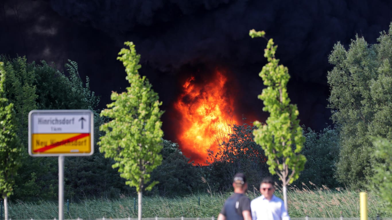 Ein Brand auf dem Gelände eines Entsorgungsunternehmens im Stadtteil Neu Hinrichsdorf verursacht eine gewaltige Rauchwolke