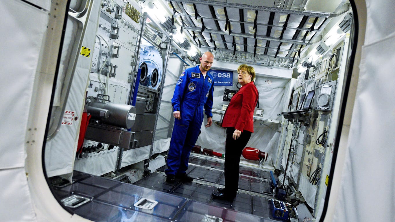 "Ein wirklicher Botschafter aus dem All": Alexander Gerst mit Kanzlerin Angela Merkel in einem Trainingsmodul im Europäischen Astronautenzentrum in Köln.