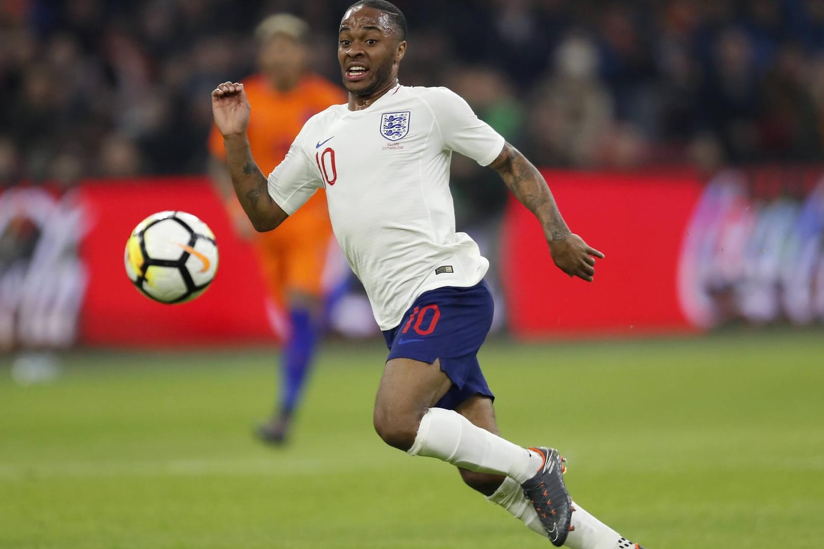 Sterling im England-Trikot: Der Jungstar absolvierte bislang 37 Länderspiele.