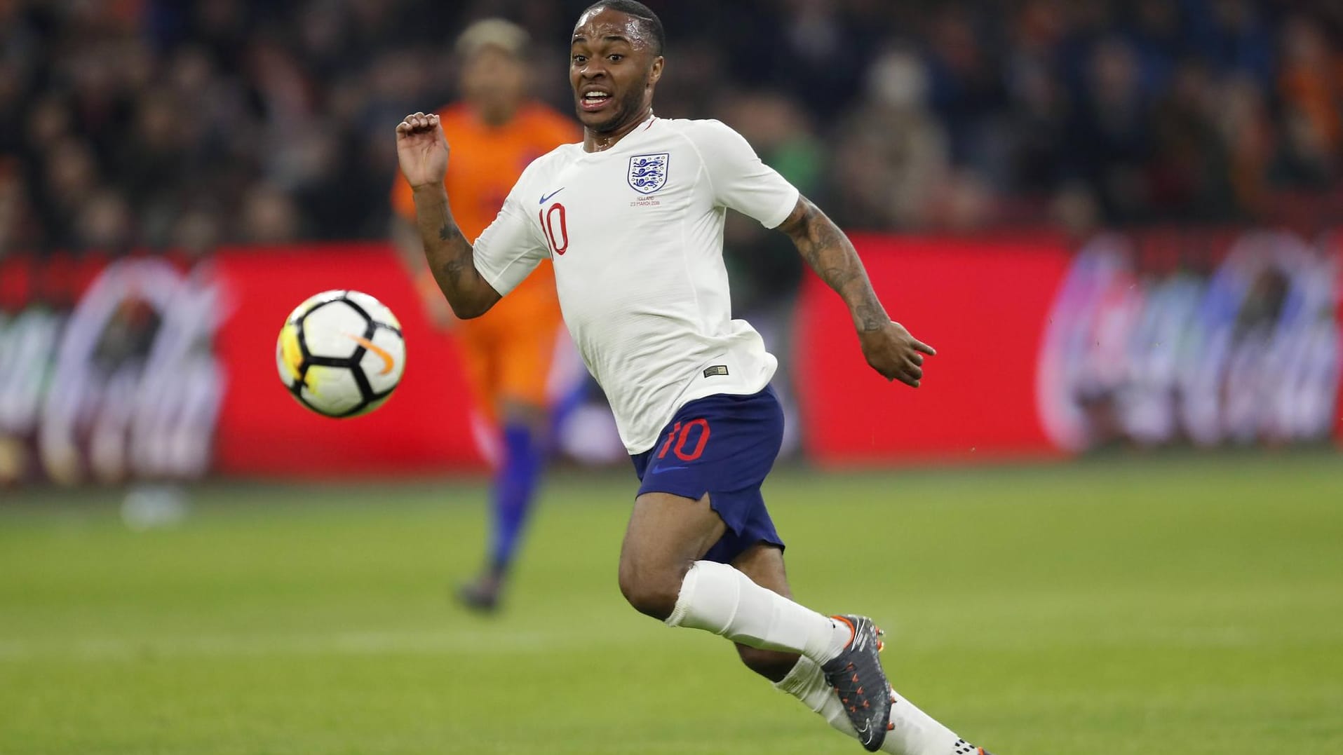 Sterling im England-Trikot: Der Jungstar absolvierte bislang 37 Länderspiele.