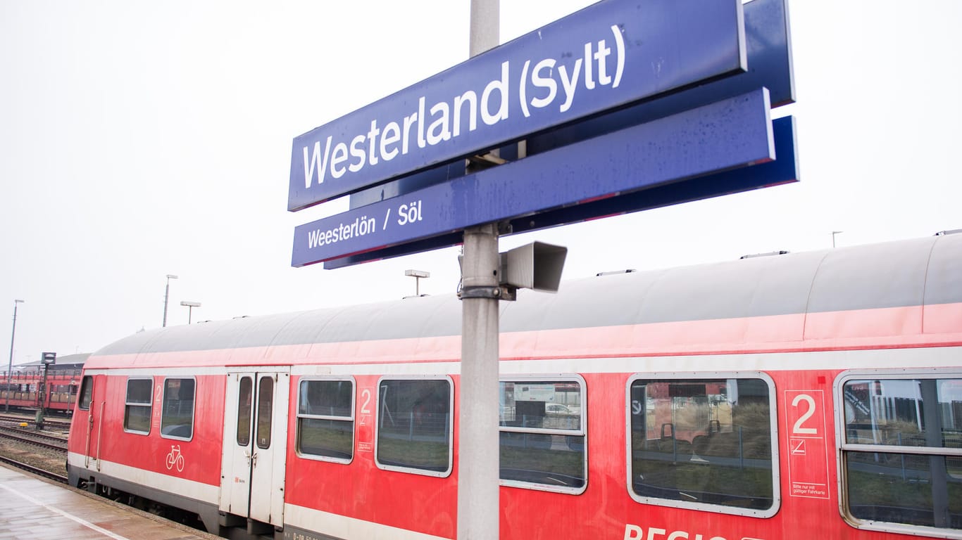 Ein Regionalzug der Deutschen Bahn steht im Bahnhof auf Sylt: Bis zum 10. Juni können Pendler wegen einen Antrag auf Sonderentschädigung stellen. (Archivbild)