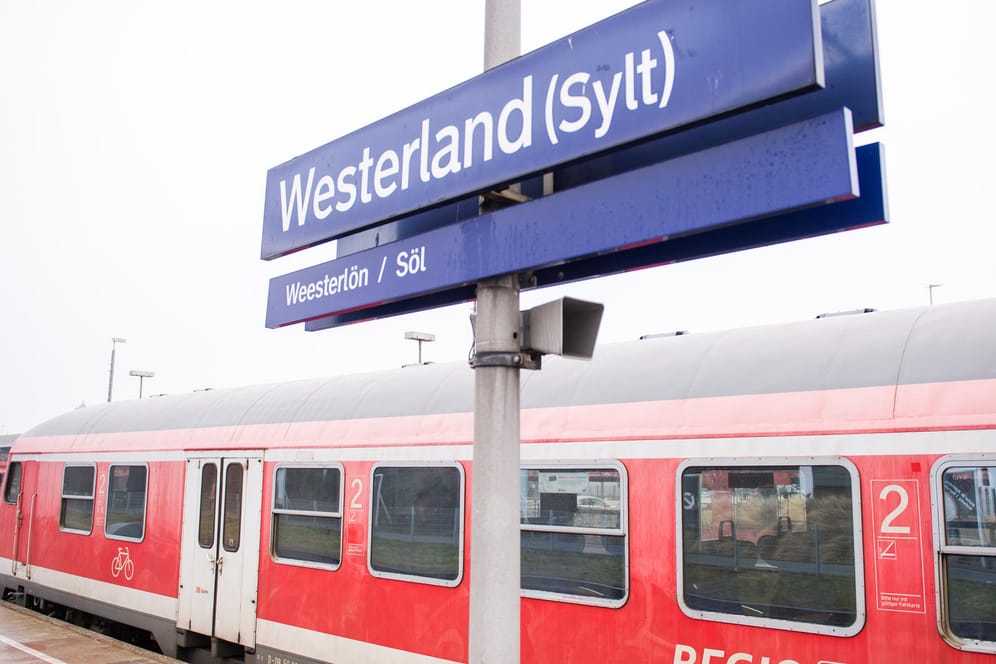 Ein Regionalzug der Deutschen Bahn steht im Bahnhof auf Sylt: Bis zum 10. Juni können Pendler wegen einen Antrag auf Sonderentschädigung stellen. (Archivbild)