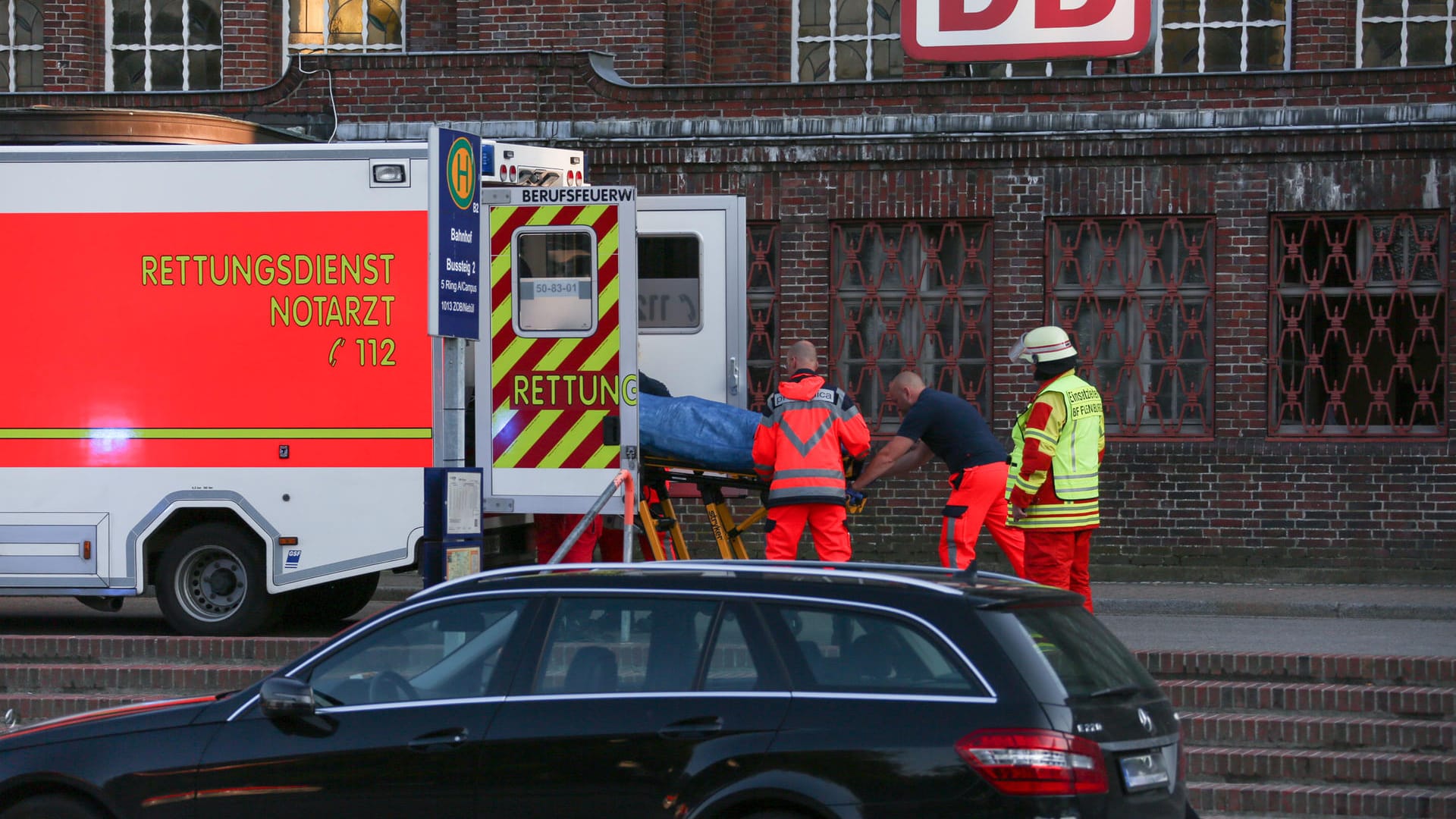 Messerangriff in Zug in Flensburg - ein Toter