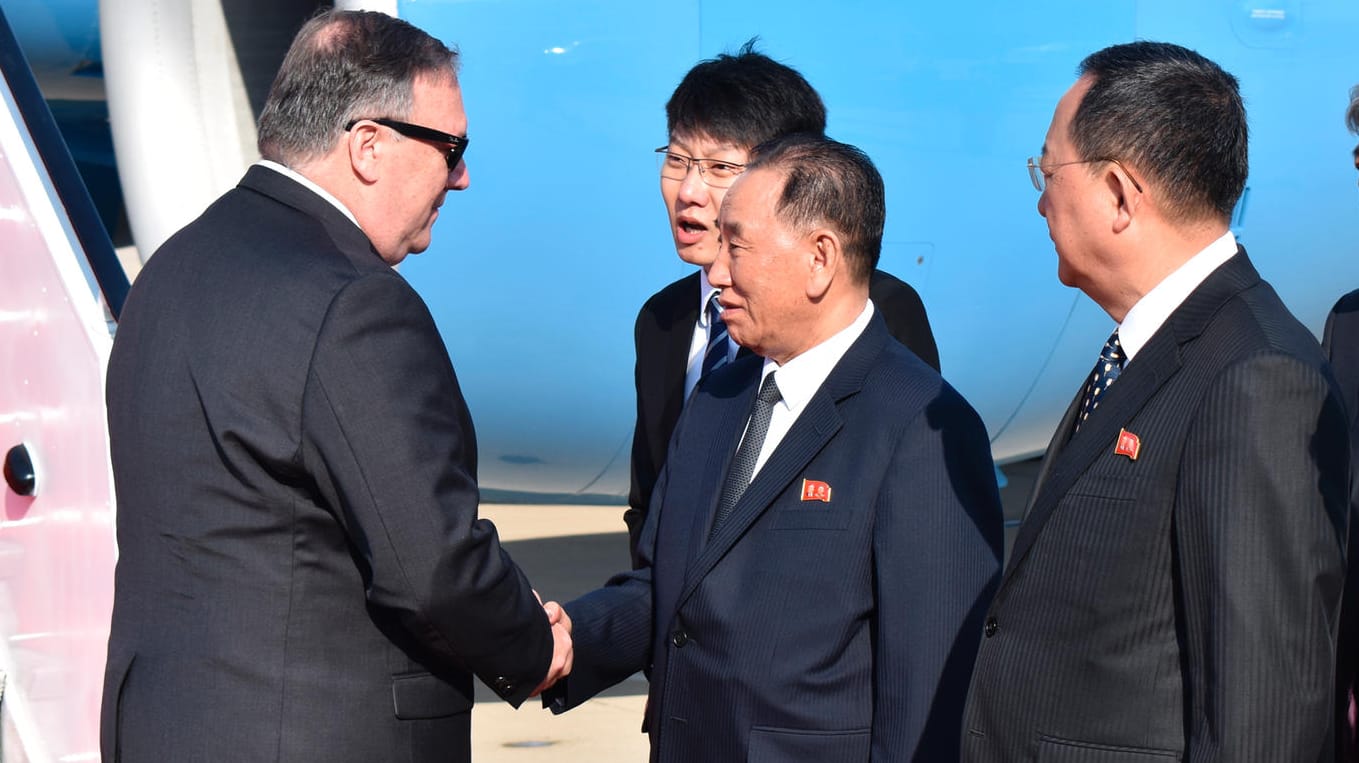 US-Außenminister Mike Pompeo (links) begrüßt den hochrangigen nordkoreanischen Funktionär Kim Yong Chol: Die beiden wollen sich besser kennenlernen – und ausloten, ob die inhaltlichen Gemeinsamkeiten für einen Gipfel der Staatschefs ausreichen. US-Außenminister Mike Pompeo (links) begrüßt den hochrangigen nordkoreanischen Funktionär Kim Yong Chol: Die beiden wollen sich besser kennenlernen – und ausloten, ob die inhaltlichen Gemeinsamkeiten für einen Gipfel der Staatschefs ausreichen.