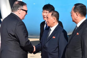 US-Außenminister Mike Pompeo (links) begrüßt den hochrangigen nordkoreanischen Funktionär Kim Yong Chol: Die beiden wollen sich besser kennenlernen – und ausloten, ob die inhaltlichen Gemeinsamkeiten für einen Gipfel der Staatschefs ausreichen.