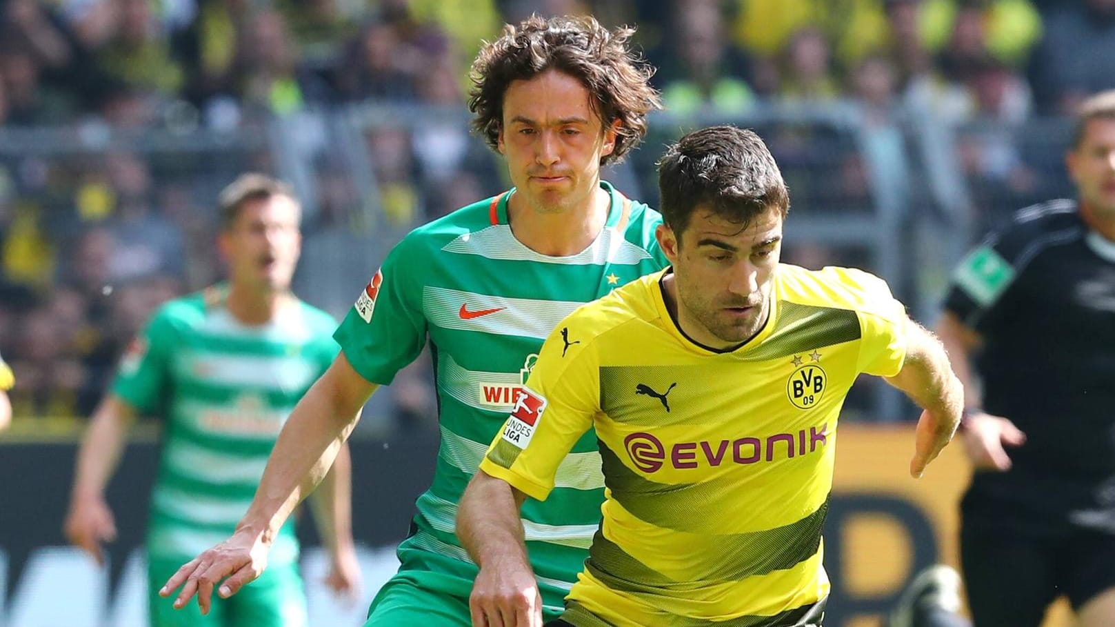 Thomas Delaney (links) im Duell mit Sokratis Papastathopoulos.