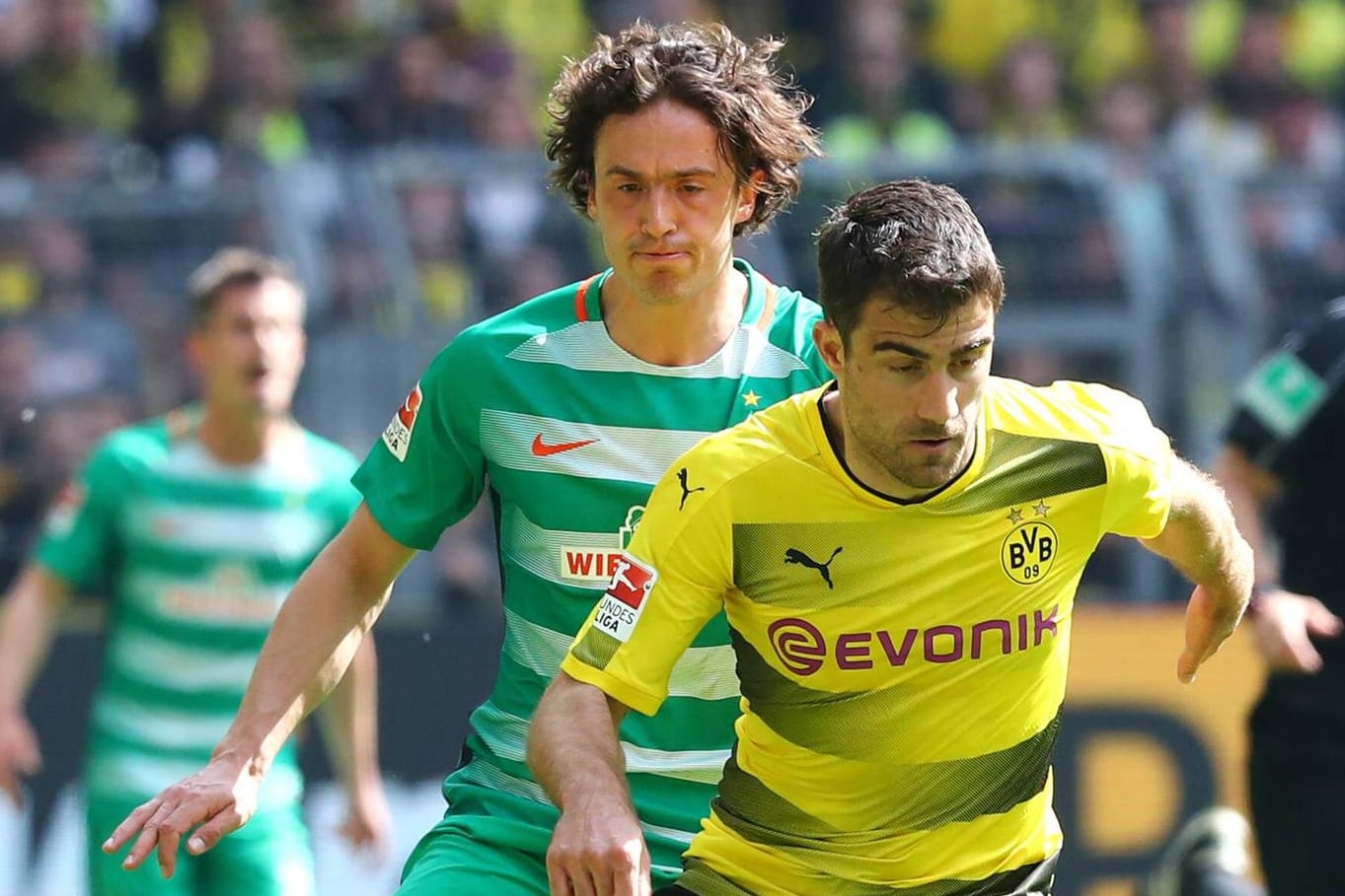 Thomas Delaney (links) im Duell mit Sokratis Papastathopoulos.