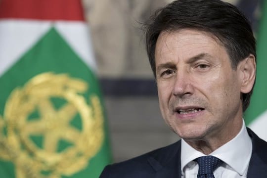 Giuseppe Conte spricht bei einer Pressekonferenz im Quirinalspalast.