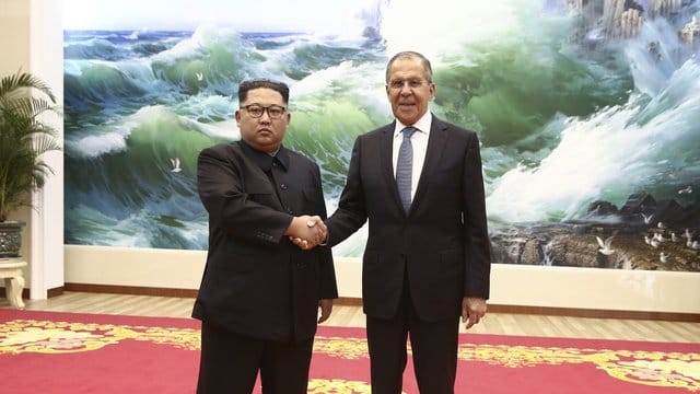 Nordkoreas Machthaber Kim Jong Un (l) begrüßt Russlands Außenminister Sergej Lawrow in Pjöngjang. Nordkoreas Machthaber Kim Jong Un (l) begrüßt Russlands Außenminister Sergej Lawrow in Pjöngjang.