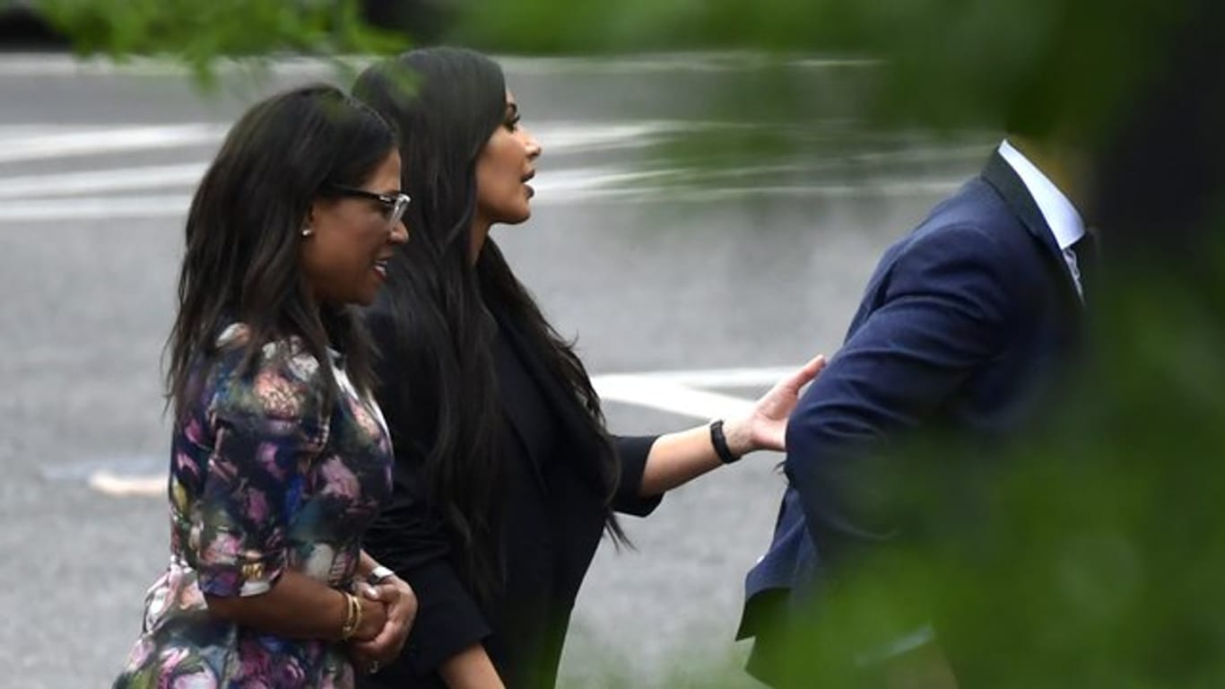 Kim Kardashian verlässt den Westflügel des Weißen Hauses.
