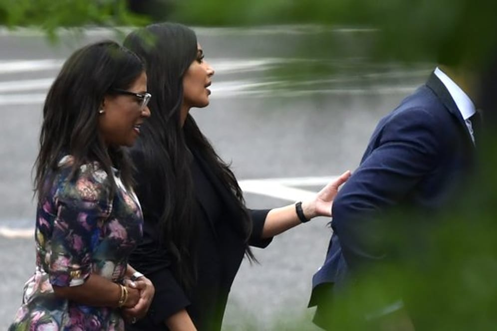 Kim Kardashian verlässt den Westflügel des Weißen Hauses.