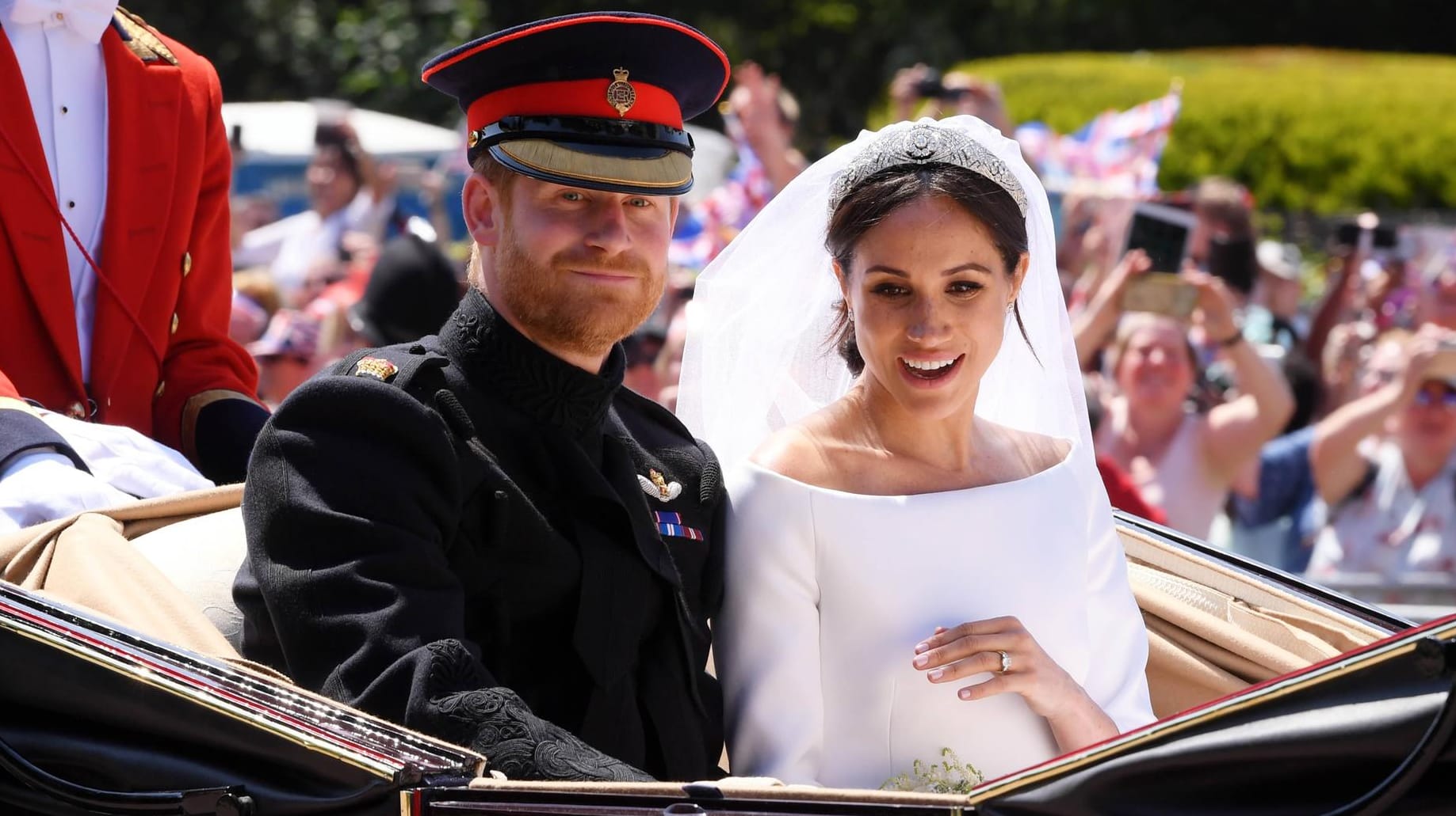 Dieses Foto kennen wir schon: Aber die Queen hat ein Bild von Prinz Harry und Meghan Markle, das noch niemand gesehen hat – den Beweis gibt es unten im Artikel. Dieses Foto kennen wir schon: Aber die Queen hat ein Bild von Prinz Harry und Meghan Markle, das noch niemand gesehen hat – den Beweis gibt es unten im Artikel.