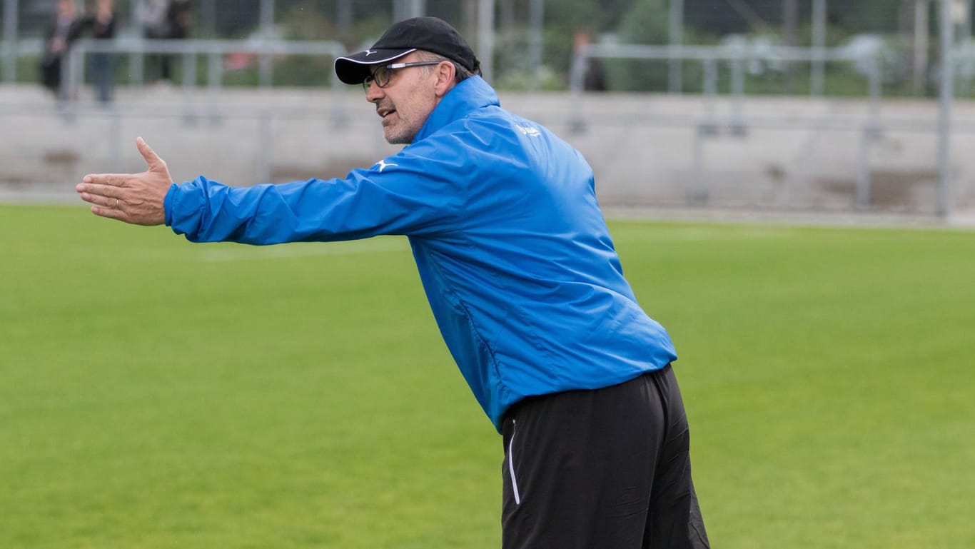 In Aktion: Jürgen Kohler (hier noch als Trainer des SC Hauenstein) gibt an der Seitenlinie die taktische Richtung vor.