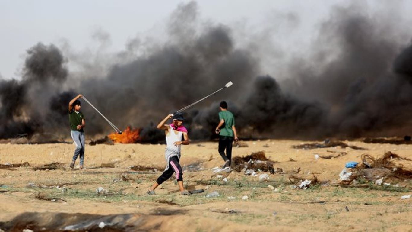Zusammenstöße zwischen palästinensischen Demonstranten und israelischen Sicherheitskräften am Rande des Gaza-Streifens.