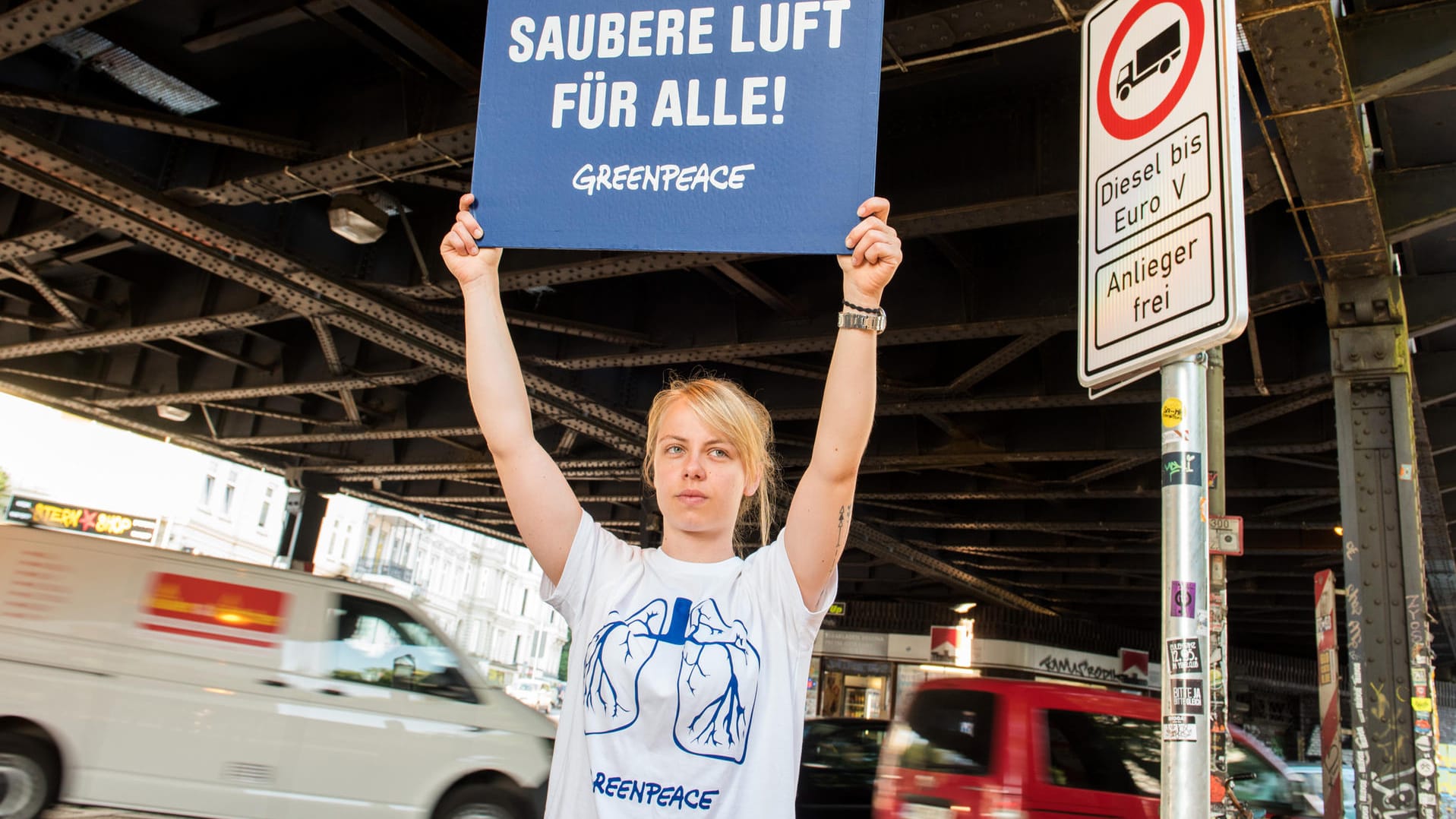 Saubere Luft überall: Greenpeace demonstrierte in Hamburg zum Start des Dieselfahrverbots. Saubere Luft überall: Greenpeace demonstrierte in Hamburg zum Start des Dieselfahrverbots.
