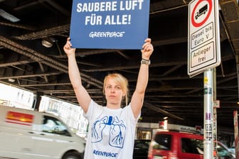 Saubere Luft überall: Greenpeace demonstrierte in Hamburg zum Start des Dieselfahrverbots.