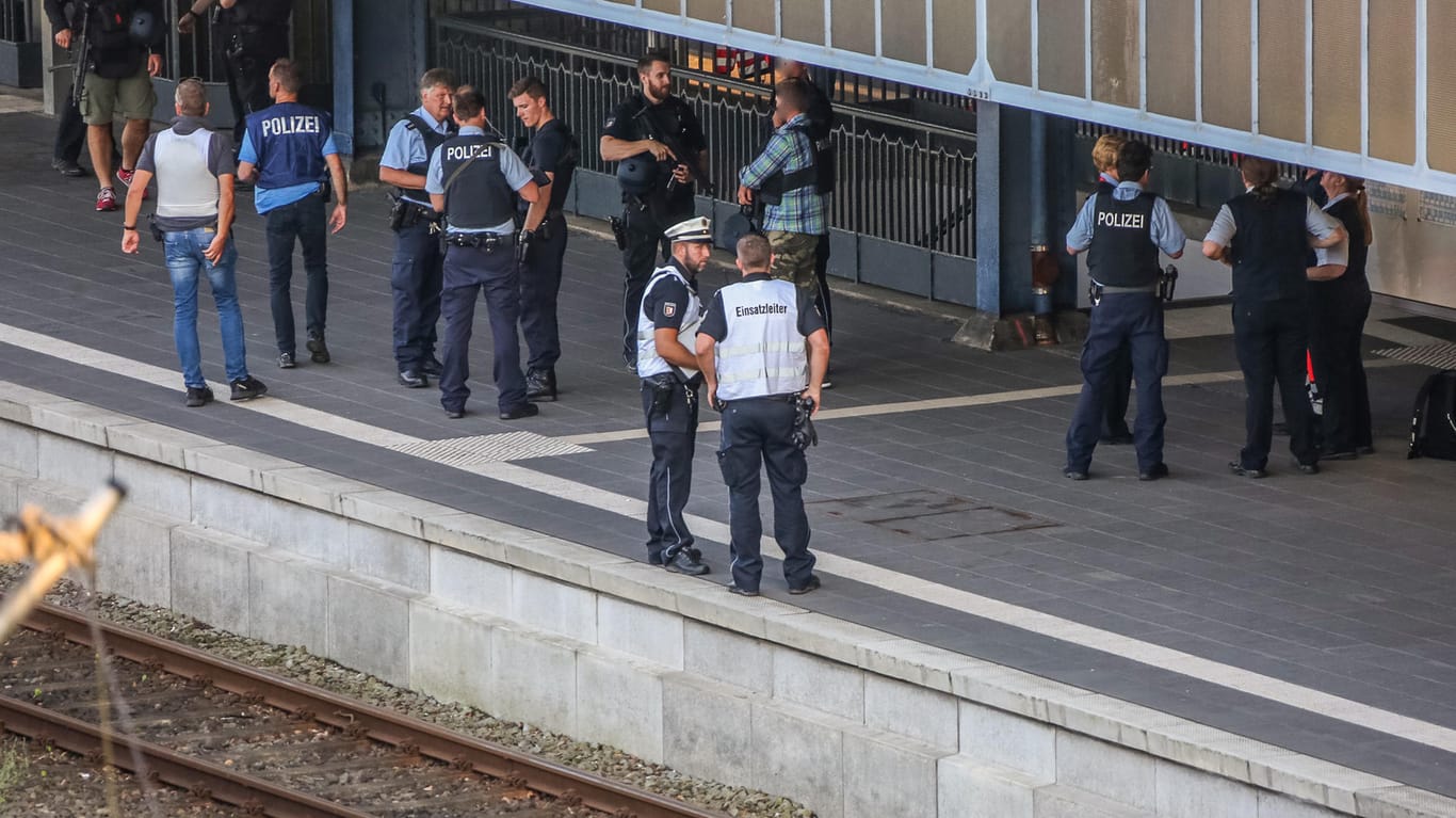 Nach der Messer-Attacke in einem IC in Flensburg: Polizisten sichern den Bahnsteig im Bahnhof.