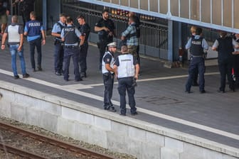 Nach der Messer-Attacke in einem IC in Flensburg: Polizisten sichern den Bahnsteig im Bahnhof.