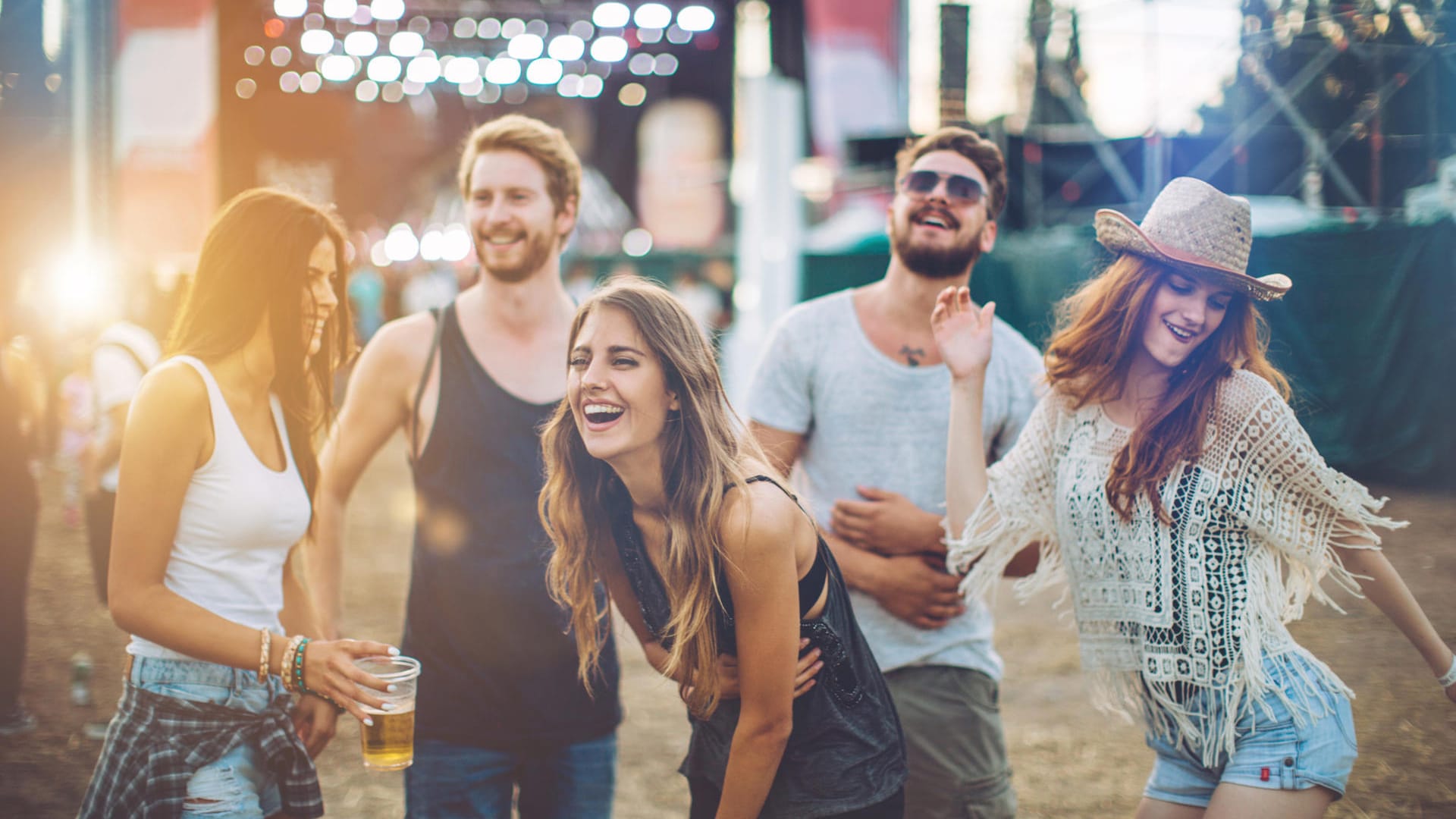 Eine Gruppe Menschen tanzen auf einem Festival