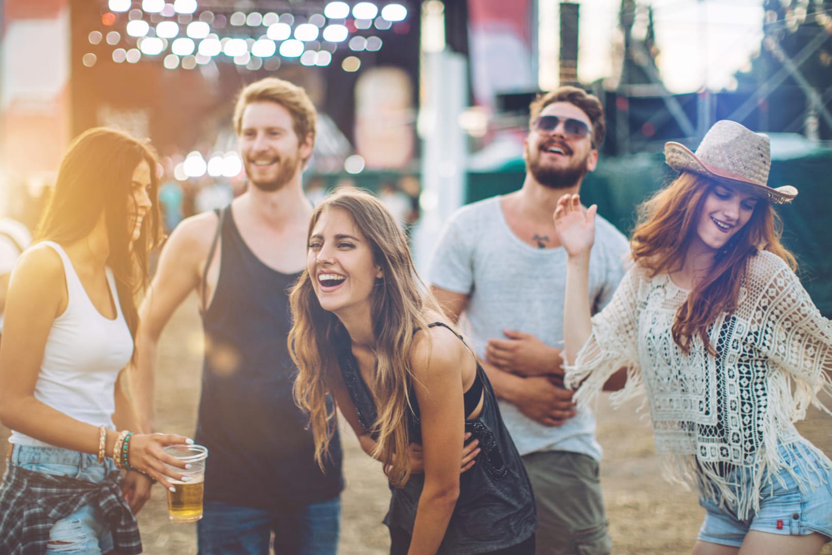 Eine Gruppe Menschen tanzen auf einem Festival