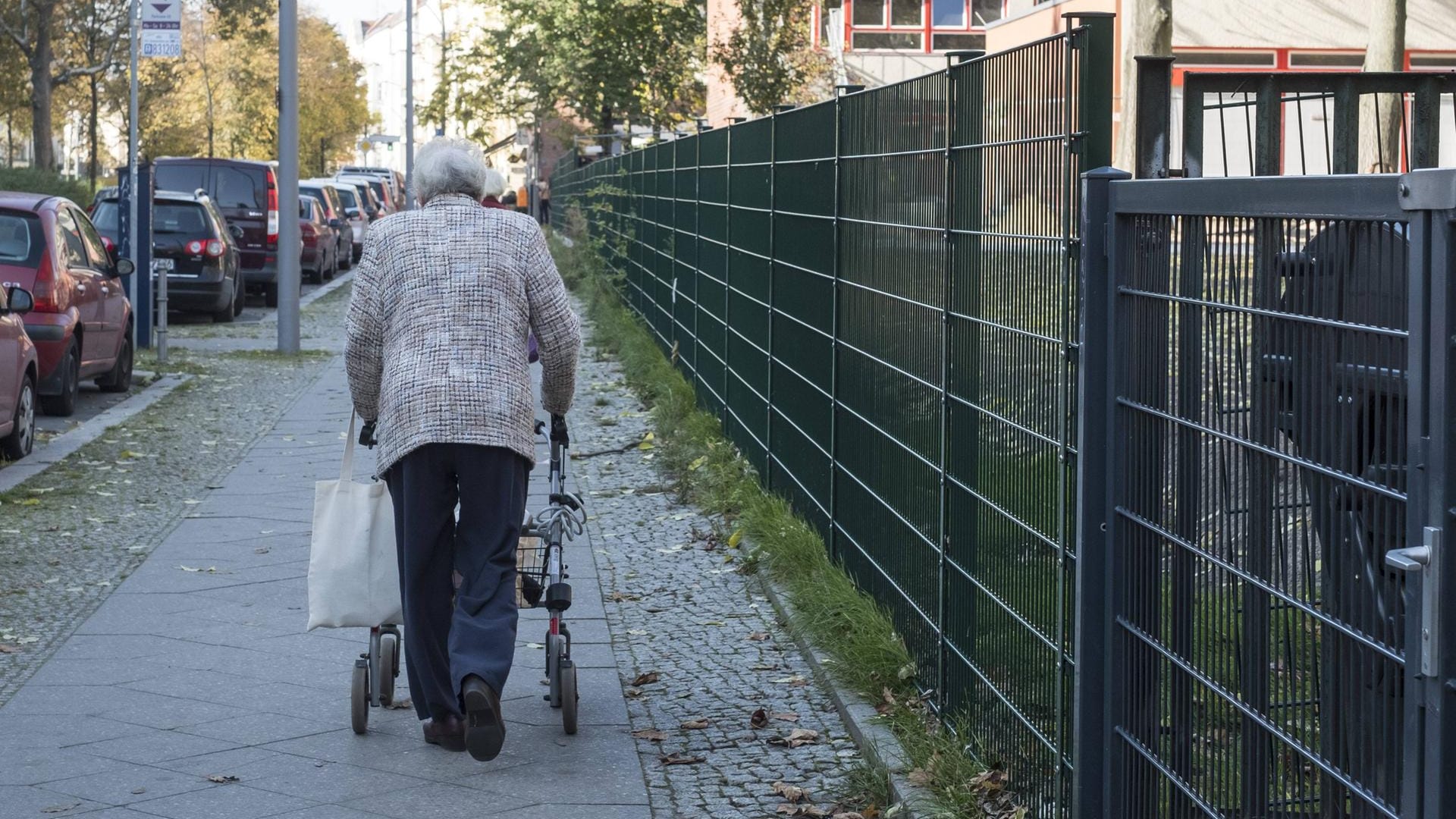 Seniorin mit Rollator in Berlin