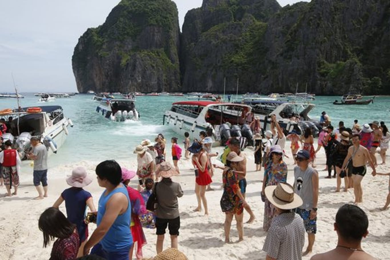 Das ist einfach zu viel: Touristenansturm in der Maya Bay, dem Strand, der durch den Film "The Beach" bekannt wurde.