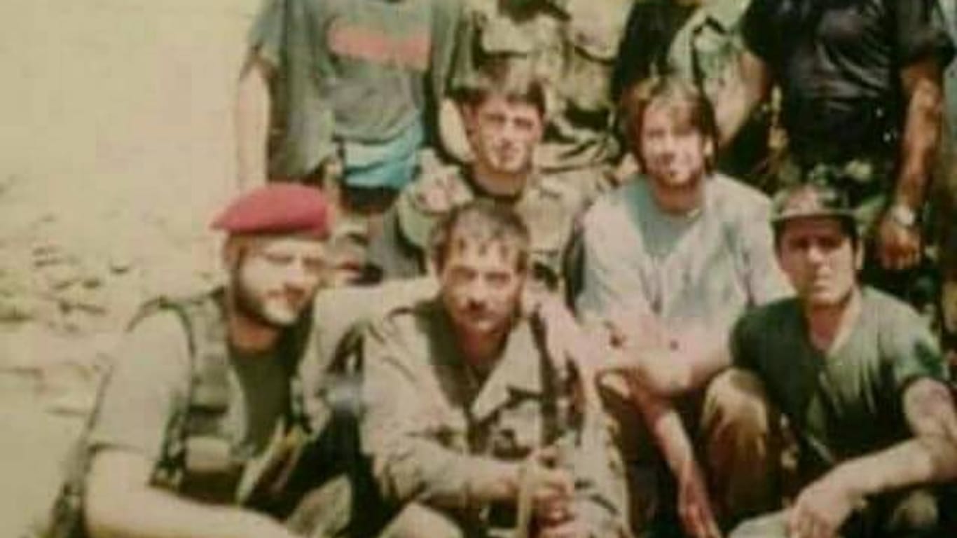Michael Späth (vorne, Mitte) inmitten von Kämpfern der UCK: Der ehemalige US-Soldat kämpfte bereits gegen die Serben, bevor die Nato im Kosovo eingriff.