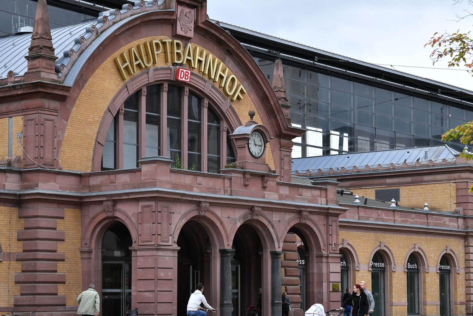 Der Hauptbahnhof von Erfurt: Hier wurde ein 17-Jähriger mit einem Messer angegriffen und verletzt.