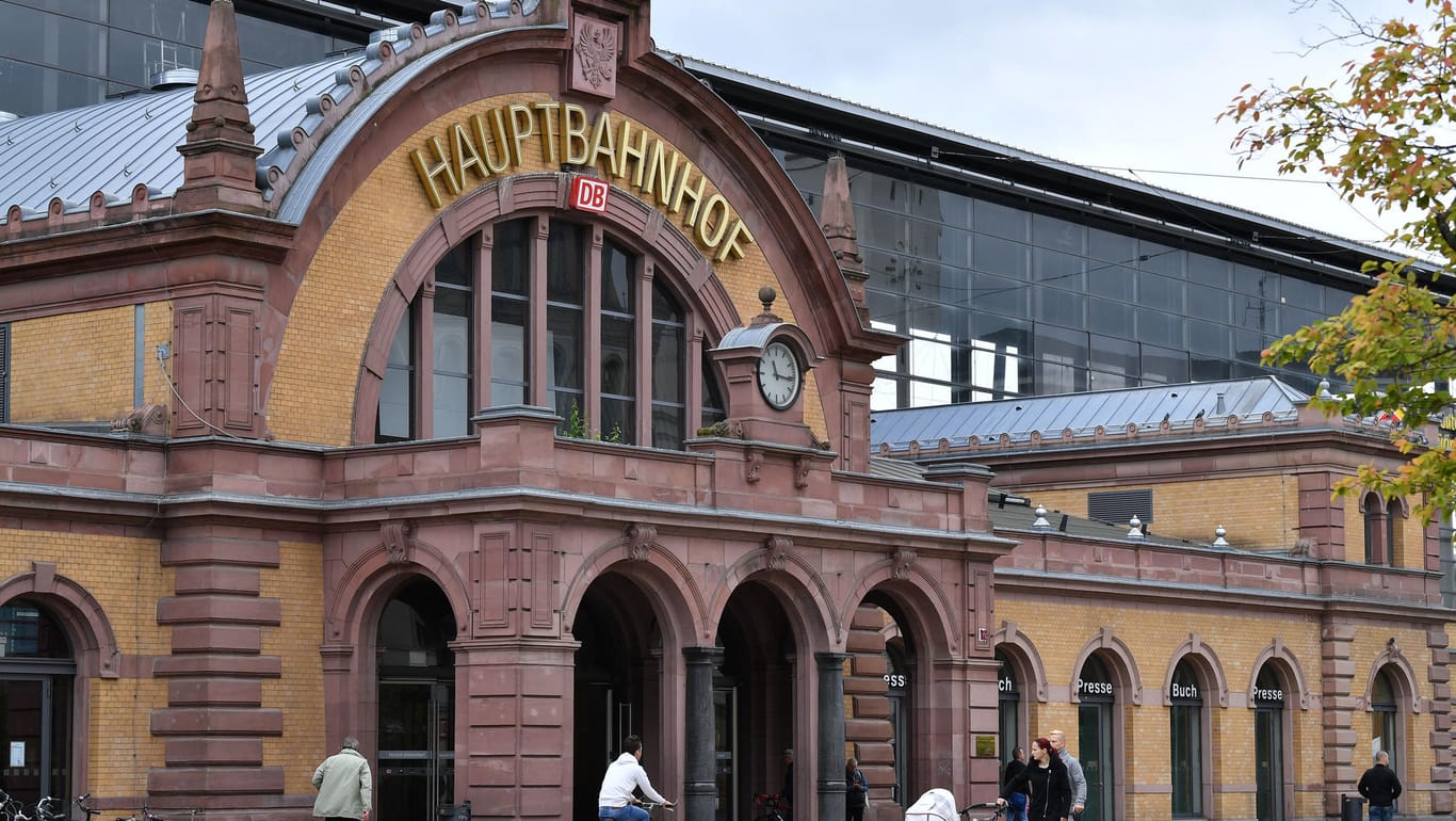 Der Hauptbahnhof von Erfurt: Hier wurde ein 17-Jähriger mit einem Messer angegriffen und verletzt.