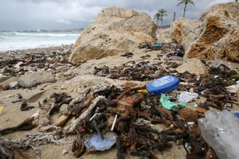 Müll, vermischt mit sanitären Abfällen, liegt am Strand in der Bucht von Palma.