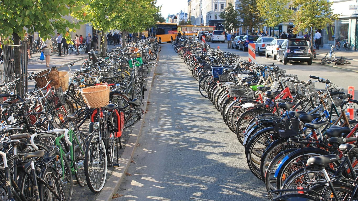 Radlerparadies: Ein Parkplatz für Fahrräder in Kopenhagen.