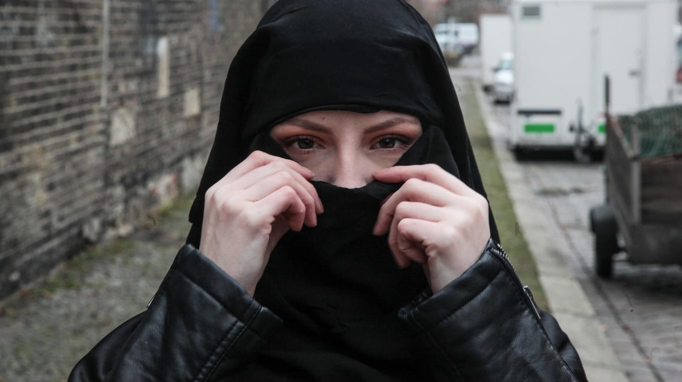 Eine junge Muslima mit Nikab: Dänemark hat das öffentliche verschleiern verboten. (Symbolbild)