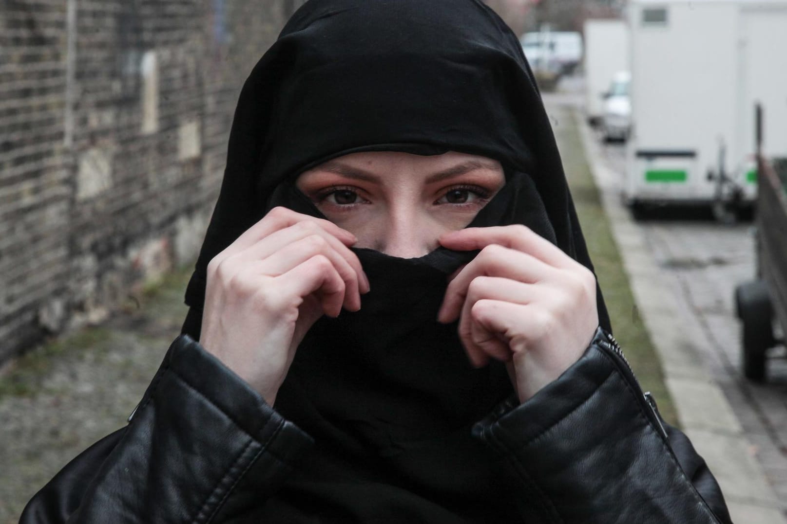 Eine junge Muslima mit Nikab: Dänemark hat das öffentliche verschleiern verboten. (Symbolbild)