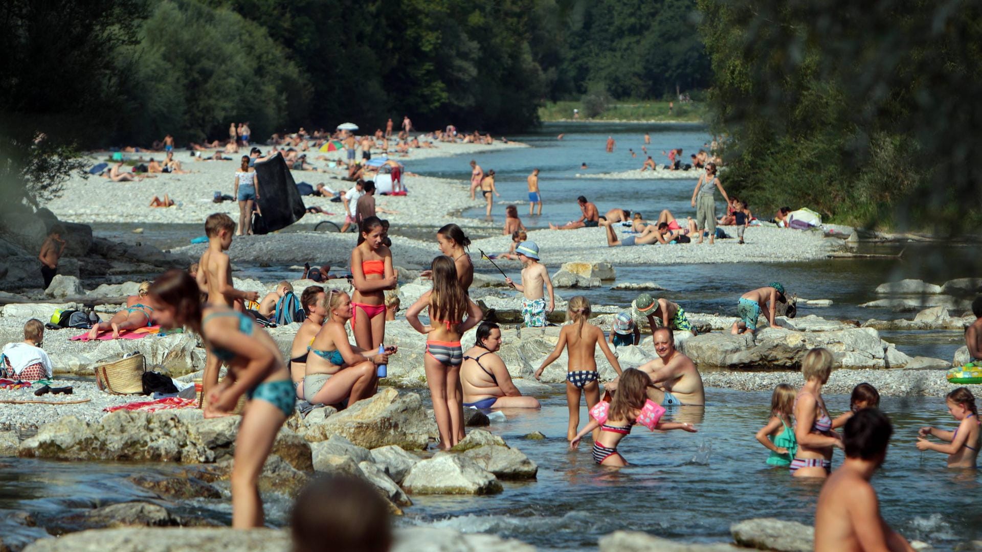 Ein Sommertag an der Isar bei München: Wie es um das Wetter in den nächsten Monaten bestellt ist, kann kein Meteorologe seriöse Angaben machen.