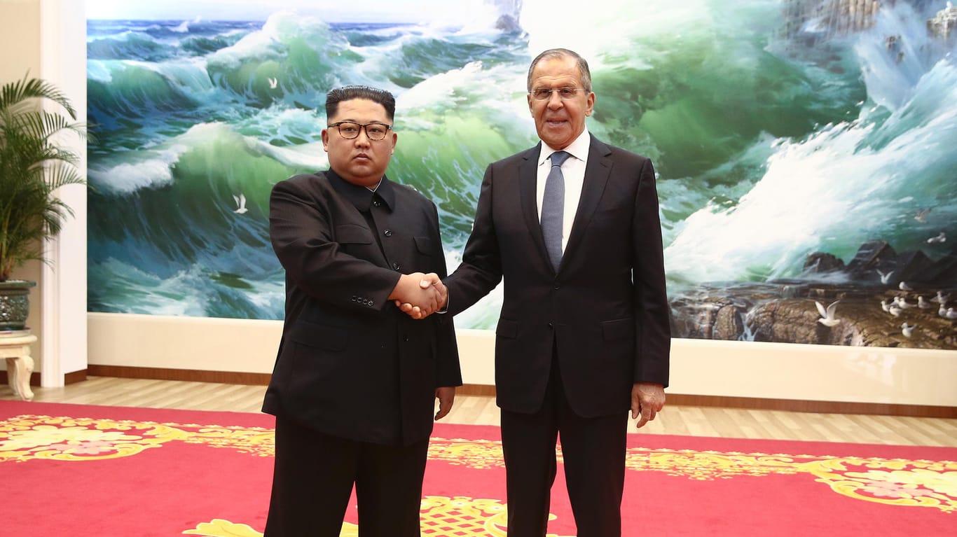 Kim Jong Un und Sergej Lawrow in Pjöngjang: Ein fester Händedruck und warme Worte.