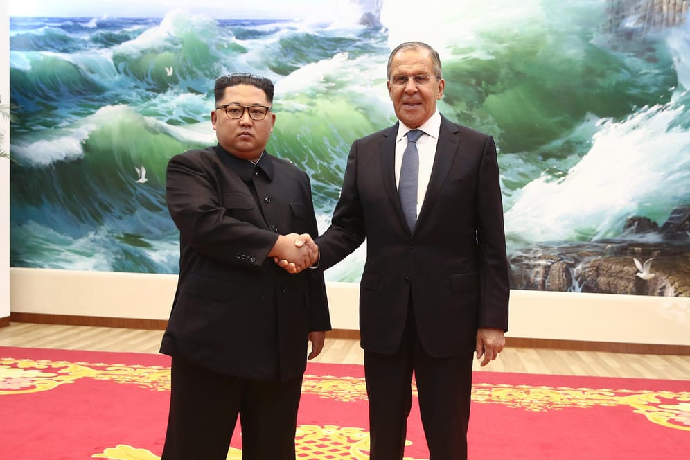 Kim Jong Un und Sergej Lawrow in Pjöngjang: Ein fester Händedruck und warme Worte.
