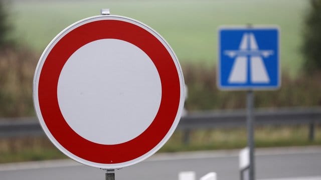 Sperrung an einer Autobahnauffahrt Sperrung an einer Autobahnauffahrt