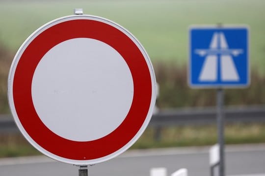 Sperrung an einer Autobahnauffahrt