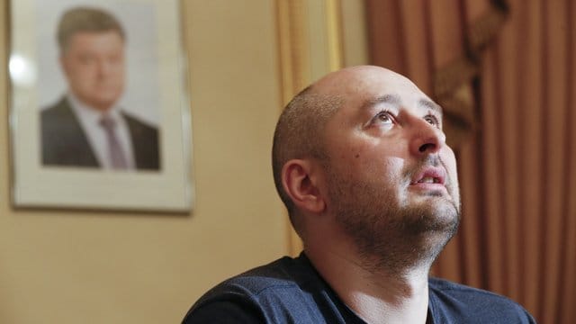 Blick njach oben: Arkadi Babtschenko bei einem Interview mit ausländischen Medienvertretern. Blick njach oben: Arkadi Babtschenko bei einem Interview mit ausländischen Medienvertretern.