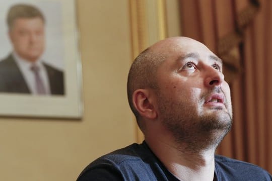 Blick njach oben: Arkadi Babtschenko bei einem Interview mit ausländischen Medienvertretern.