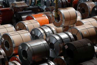 Aufgerollter Stahl in einem Stahlwerk in Belgien: Auf Exporte von Stahl und Aluminium in die USA werden künftig Strafzölle fällig.