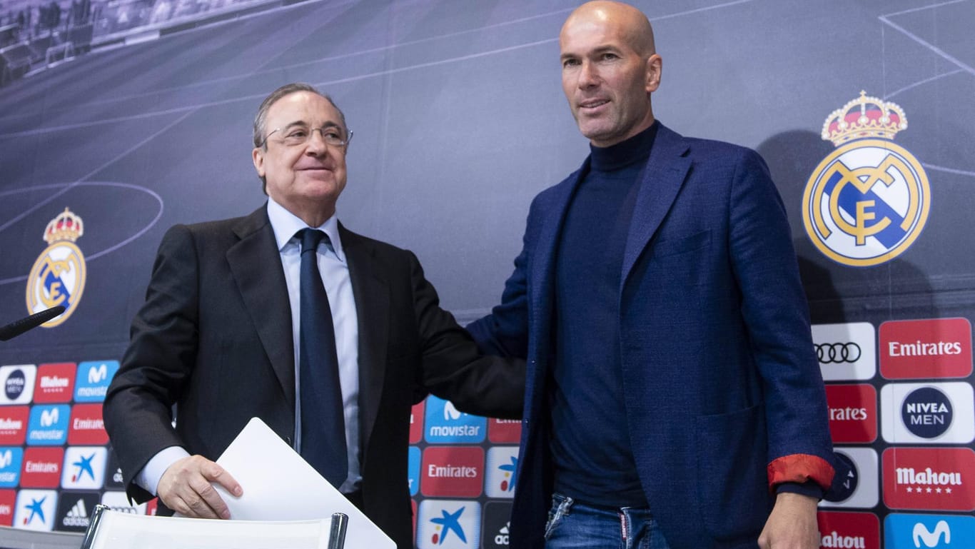 Emotionaler Abschied: Zidane (r.) auf der Real-PK mit Klubpräsident Florentino Perez.
