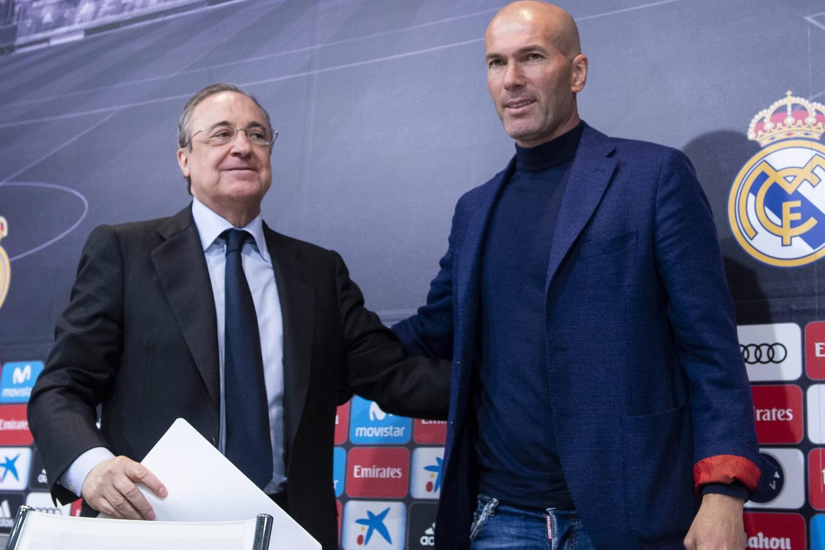 Emotionaler Abschied: Zidane (r.) auf der Real-PK mit Klubpräsident Florentino Perez.