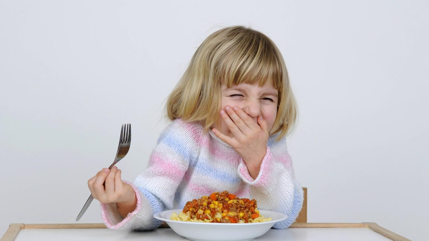 Kleines Mädchen freut sich über Nudeln mit Tomatensauce: Dieser Rezept-Klassiker kommt immer gut an.