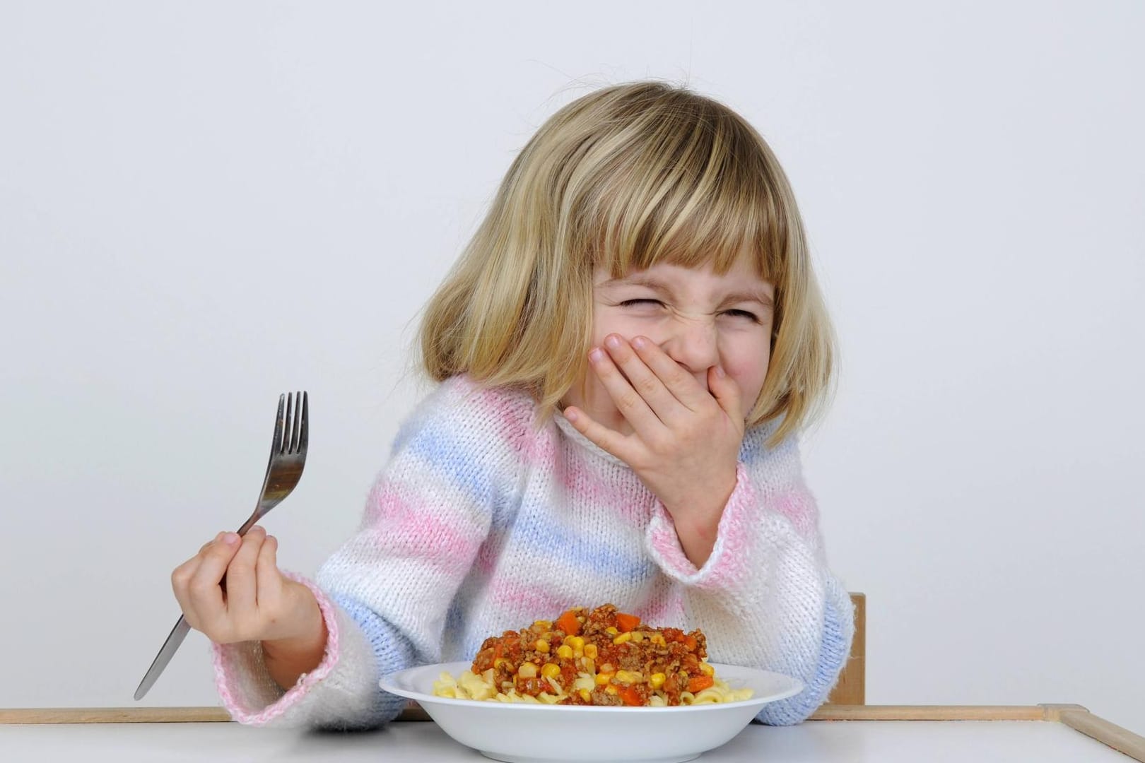 Kleines Mädchen freut sich über Nudeln mit Tomatensauce: Dieser Rezept-Klassiker kommt immer gut an.